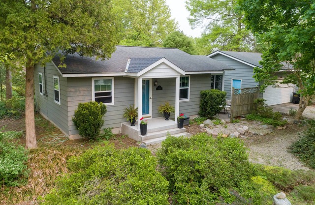 Adorable Southwest Michigan Cottage for Rent Near Inland Lake