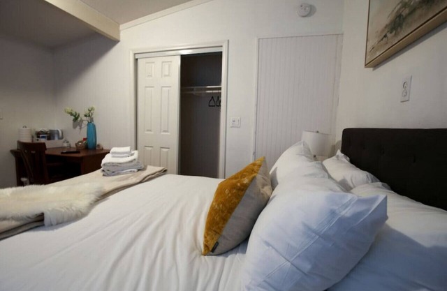 Adorable Studio Rear House w/Parking - a Good Choice for Solo or Couple Travelers