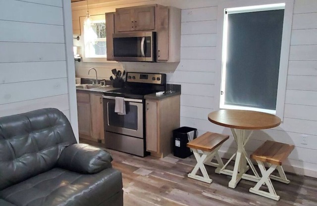 Adorable Tiny House Cabin- Lake Guntersville