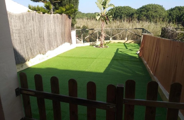 Adosado con jardín en urbanización con piscina
