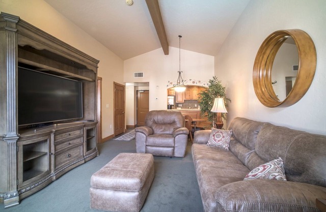 Adventure Hub~Nordic Ski, Snowmobile & Snow Shoeing Villa 3088