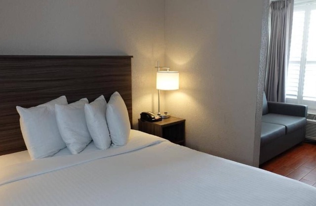 Affordability Meets Comfort! 3 Relaxing Units, Free Breakfast & Parking