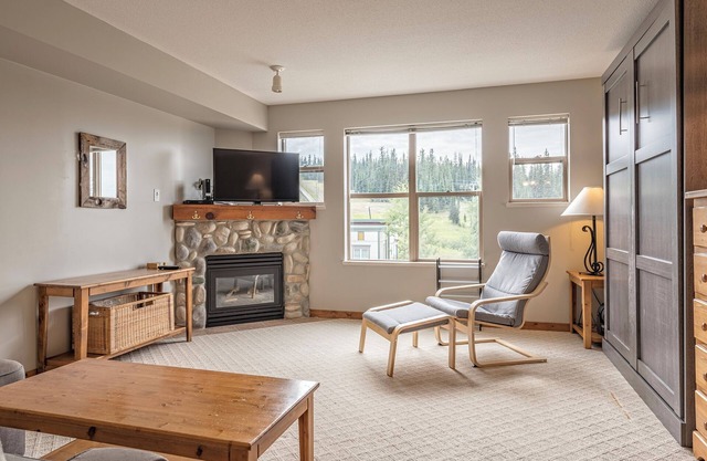 Affordable Fully Equipped Creekside Studio - Shared Hot Tub and Laundry
