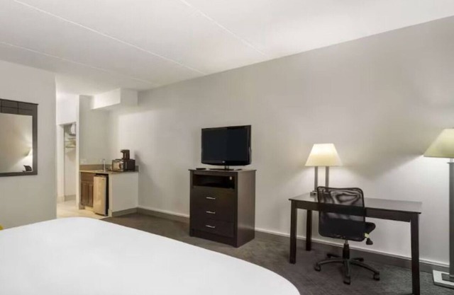 Affordable Comfort Near Vernon Hills Dining, Shopping, and Entertainment Venues