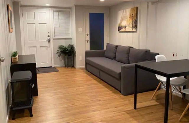 Affordable Convenience 1bedroom 1 bath with small kitchenette