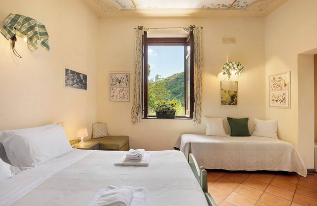 Agriturismo 'Quadruple Room with Garden View' with Mountain View and Air Conditioning