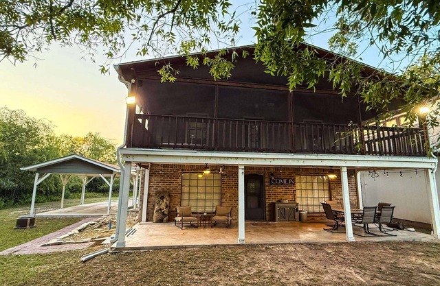 Agua Frio - Tranquil home with Las Moras Creek views