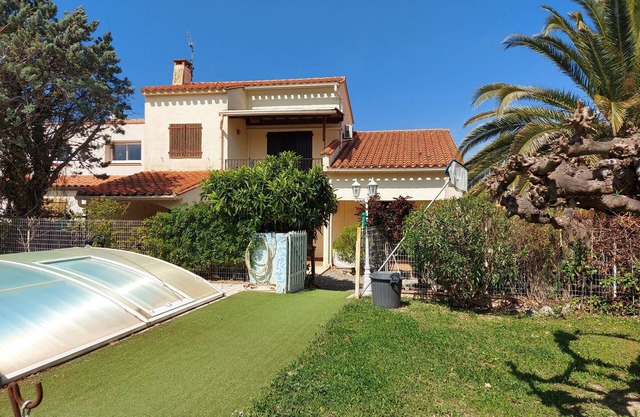 Air-conditioned villa with garden in Saint-Génis-des-Fontaines