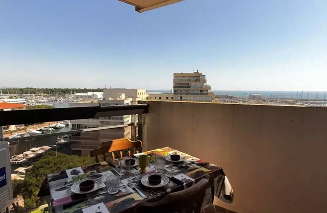 Air-conditioned studio cabin with marina view - Canet Port, sleeps 4