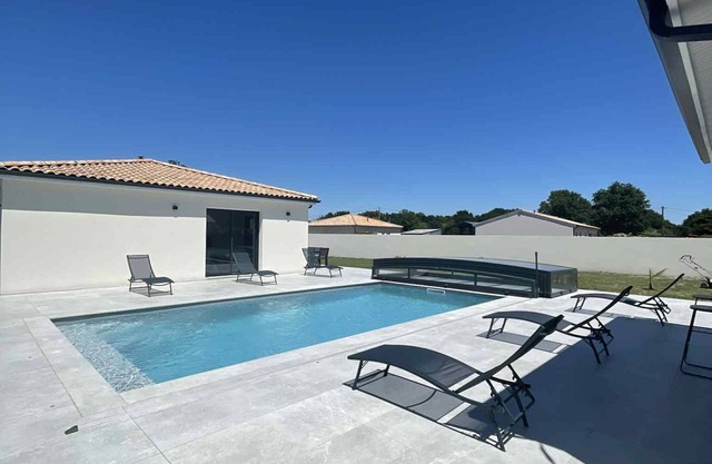 Air-conditioned villa near the sea with swimming pool