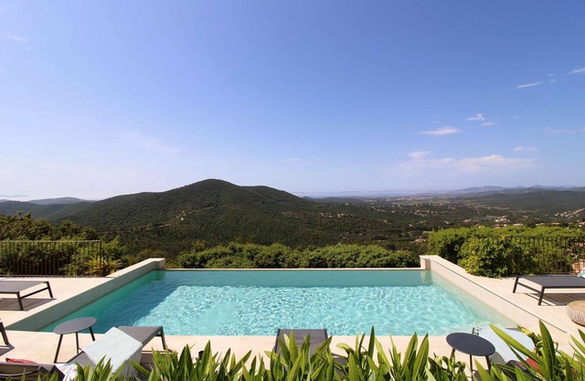 Air-conditioned villa for 8 people with heated pool and panoramic sea view in La Londe-les-Maures