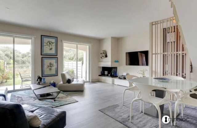 Air-conditioned house in Residence