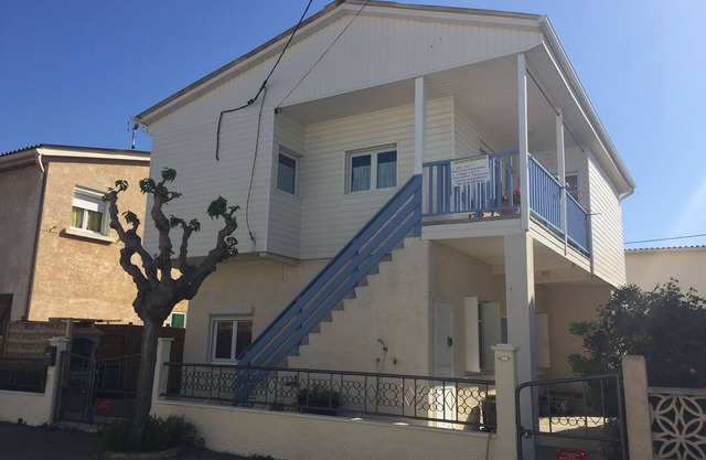 Air-conditioned chalet 200m from Les Chalets beach