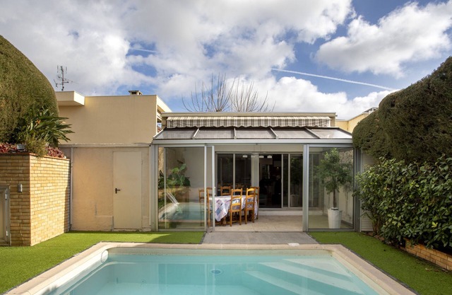 Air-conditioned house with private pool