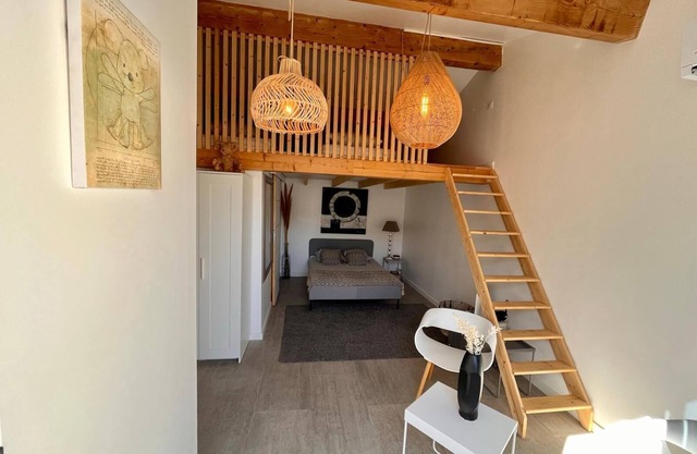 Air-conditioned outbuilding in a quiet residential area near Hyères