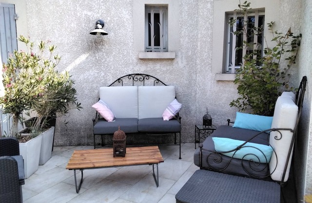 Air-conditioned villa on edge of forest, 15 minutes from Avignon, heated pool.