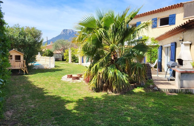Air-conditioned villa with private pool 10km from the beach