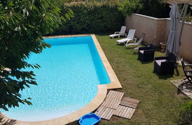 Air-conditioned villa pool prox lake sea and river