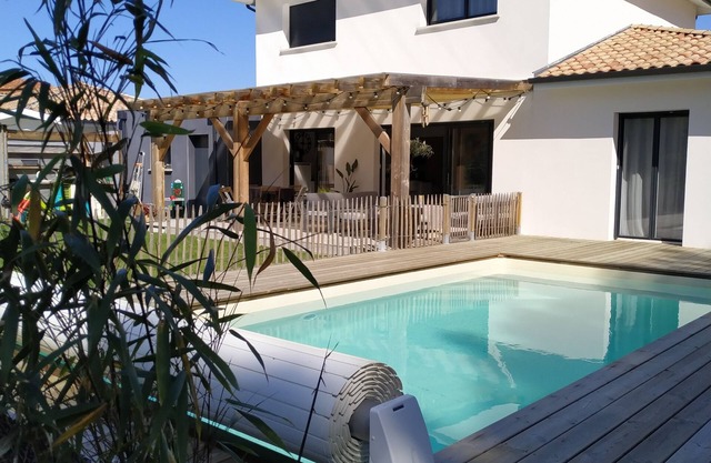 Air-conditioned villa with pool near the beach