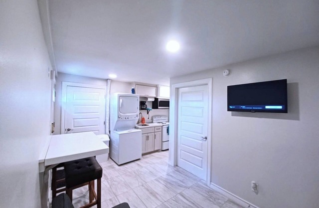 Airport Bunker #2 - Wonderfully Cozy 1BD/1BA