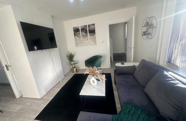 Airport House - Long Stays Near Hospital!