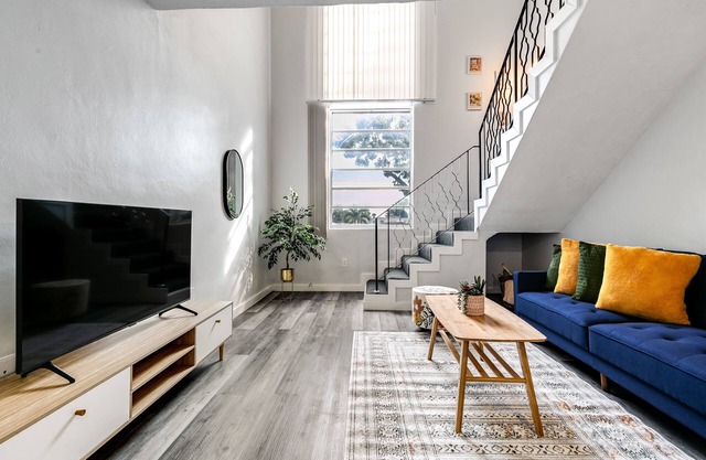 Airport Loft | 1b full kitchen MIA