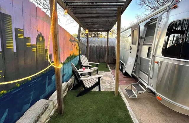 Airstream Glamper with Cowboy Pool in Barton Hillsn