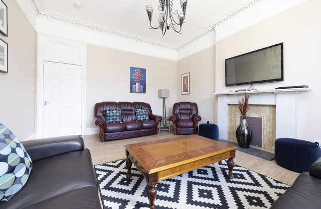 Airy Apartment Close to Leith Links Park