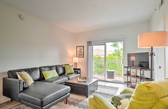 Airy Fort Myers Condo ~ 4 Mi to Beach!