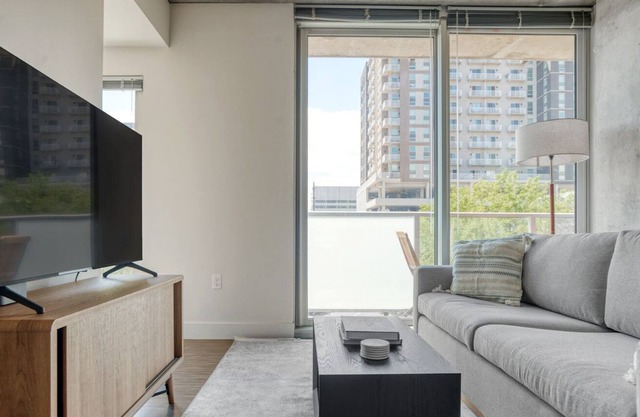 Airy Golden Triangle 1BR w/ Gym & Pool nr Art Museum, by Blueground