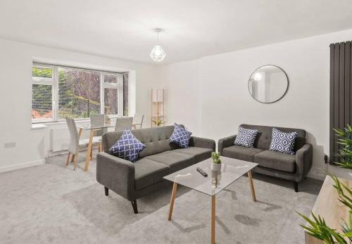 Aisiki Apartments at Barnet, Ground Floor, 2-Bedroom & 1-Bathroom, Pet-Friendly Flat, Double Beds with Free Wi-Fi
