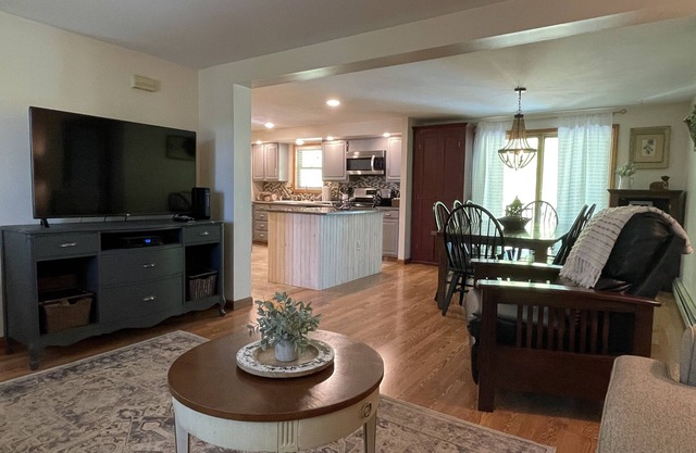 Alana Bertch Cottage, Recently renovated 4 bedroom, 3 bath near All Star Village