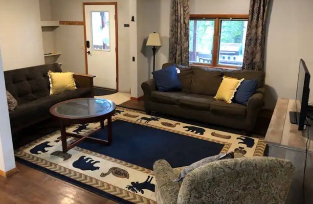 Alaskan Woodland Haven- close to airport and sites