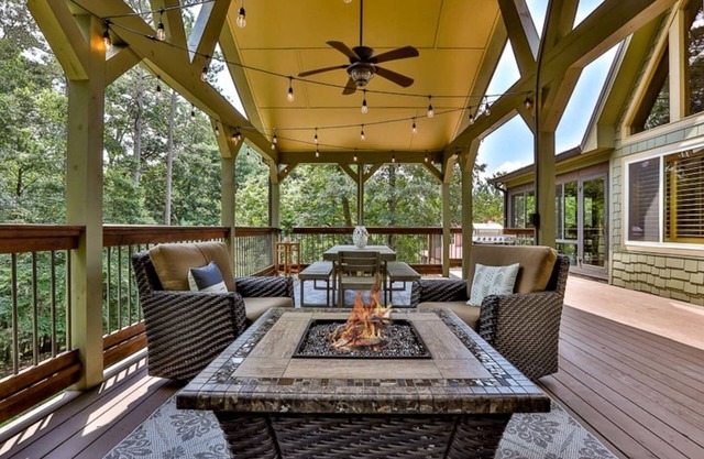 All Decked Out w/Hot tub 4 BR+Loft, Game Room