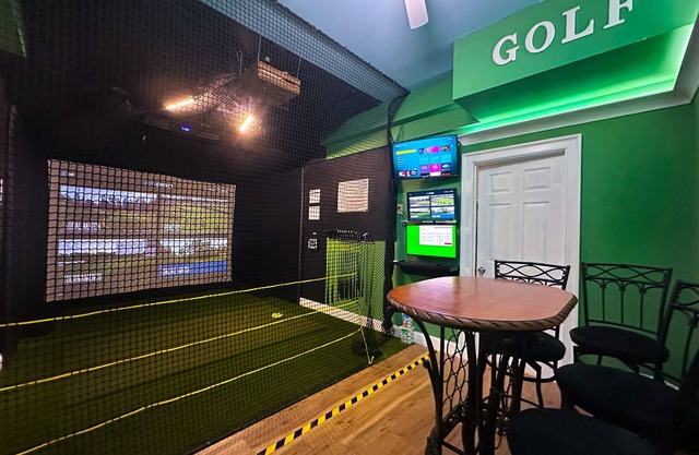 ALL-IN-ONE - GAME ROOM, GOLF SIMULATOR, HOT TUB, BBQ, EV CHARGER in Jim Thorpe!