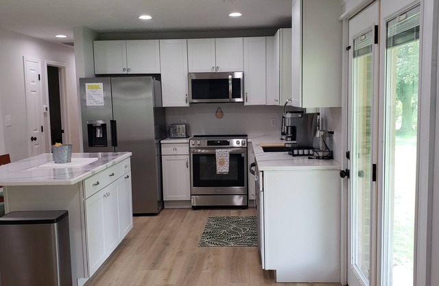 All Newly remodeled- stylish luxury nestled in rural neighborhood - Forest View
