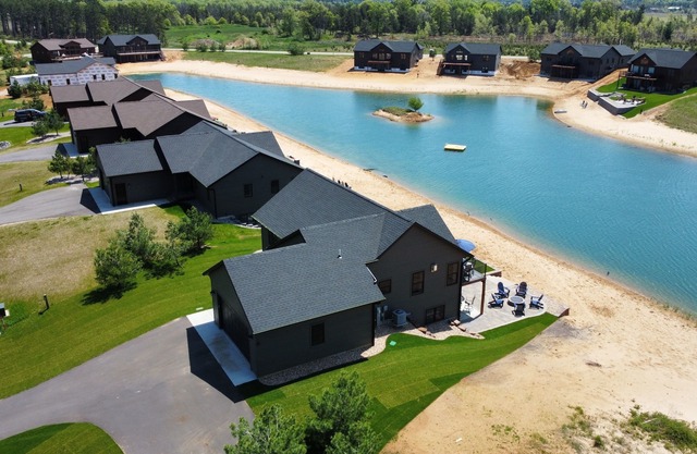 All-Season Beach House Castle Rock Lake - Larry's Lodge