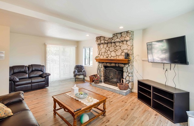 All-Season Crestline Escape - 2 Mi to Lake!
