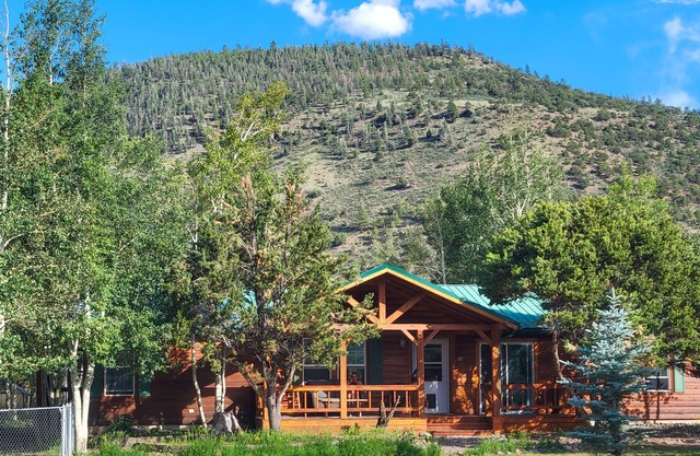 All-season escape with private hot tub, yard, decks & fireplace - dog-friendly