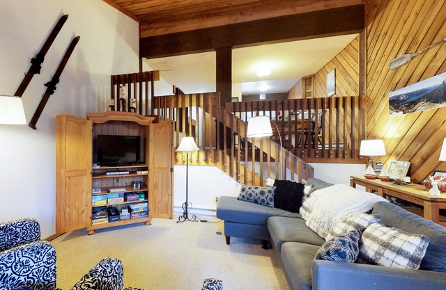 All-Seasons Condo with Deck - Walk to Pool, Hot Tub, & Huntington Lake
