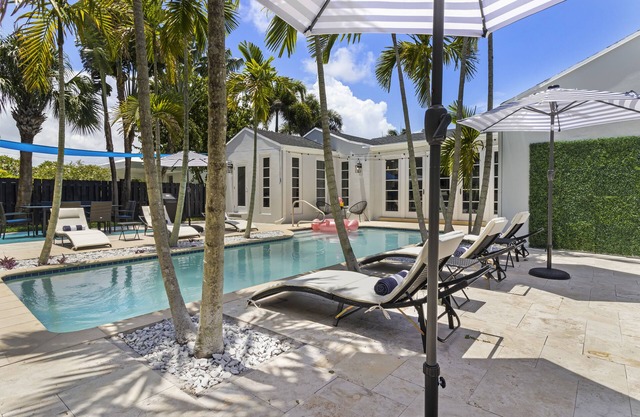 All Things Paradise - Large Pool & Outdoor Games!