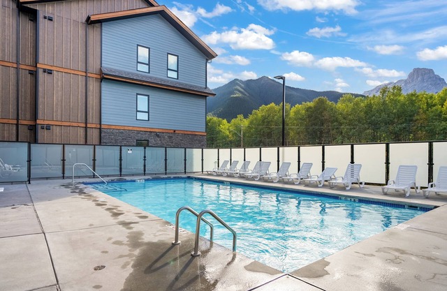 All Year Heated Pool & Tub! New!
