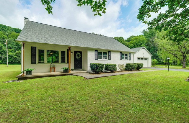Alleghany Mountain Cottage w/Porch & Backyard