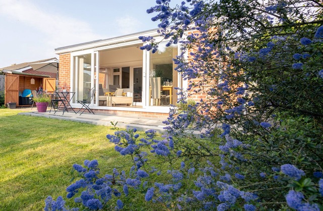 'Allseasons', centrally located in Mudeford and pet friendly