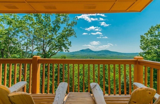 Almost Heaven | 3BR 3BA | Year-Round Mountain Views | Hot Tub and Pool Table