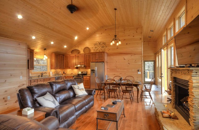 Almost Heaven - Free Brewery Tour + Amazing patio w/Fire Pit + Home Theater +