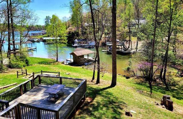 Almost Heaven-Gameroom, built-in fire pit, and dog friendly