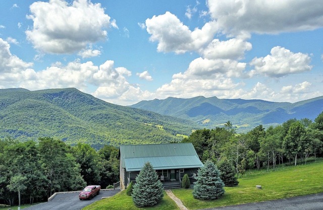 Almost Heaven-Open for Bookings! Views, Hot Tub, AC, WIFI