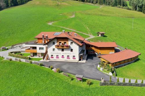 ALMRESIDENZ UNTERRAIN -1 km BY CAR DISTANCE SKI SLOPES KRONPLATZ