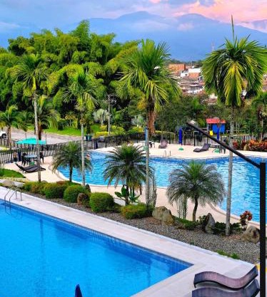Alojamiento Familiar para 17 - A 5min del Aeropuerto - Con Piscina - By Molca Travel